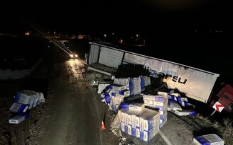 Tır devrildi ulaşım aksadı