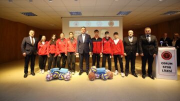 Çorum’da öğrencilerle buluştu