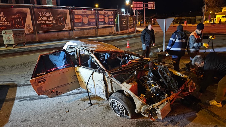 Kazada otomobil hurdaya döndü