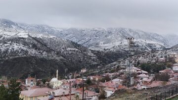 Yüksek kesimlerde kar yağışı sürüyor