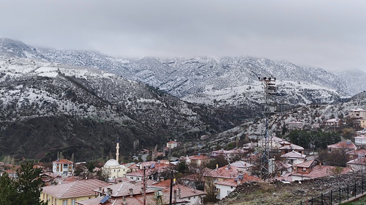 Yüksek kesimlerde kar yağışı sürüyor
