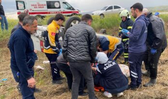 Devrilen otomobildeki 4 kişi yaralandı