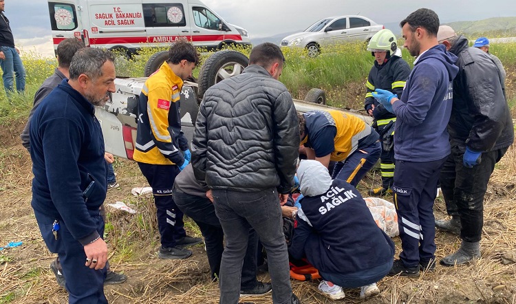 Devrilen otomobildeki 4 kişi yaralandı