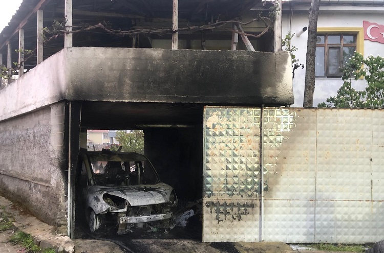 Garajdaki yangında 2 araç küle döndü