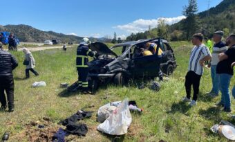 Devrilen otomobildeki 2 kişi yaralandı