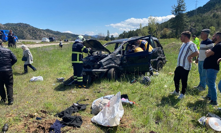 Devrilen otomobildeki 2 kişi yaralandı