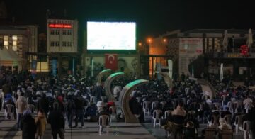 Milli maç coşkusu kent meydanında yaşandı