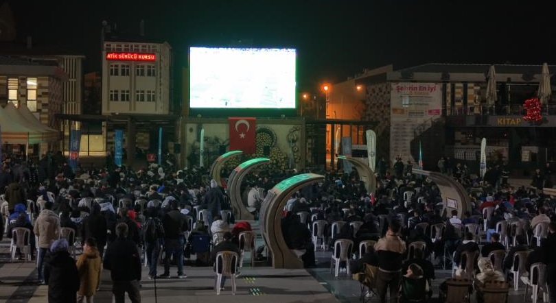 Milli maç coşkusu kent meydanında yaşandı