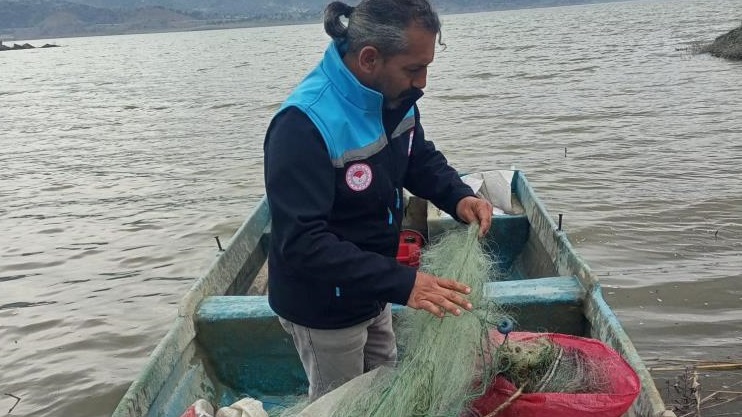 Gölde 800 metre balık ağı ele geçirildi