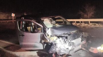 Kavşakta kamyona çarptı:3 yaralı