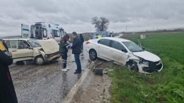 Kafa kafaya çarpıştılar:3 yaralı