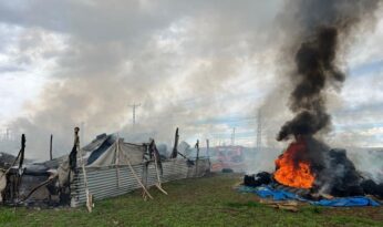 Ağıl ve saman balyaları alev alev yandı