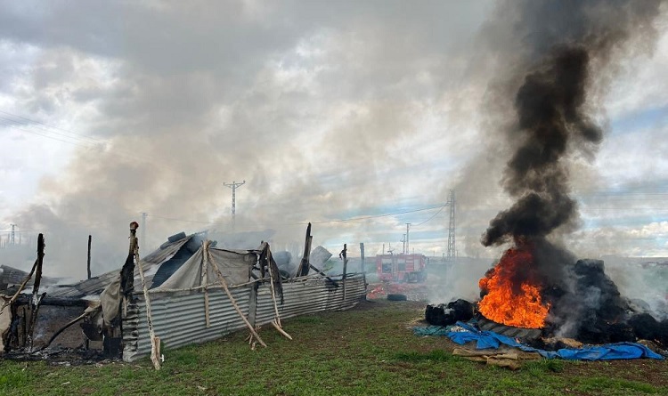 Ağıl ve saman balyaları alev alev yandı