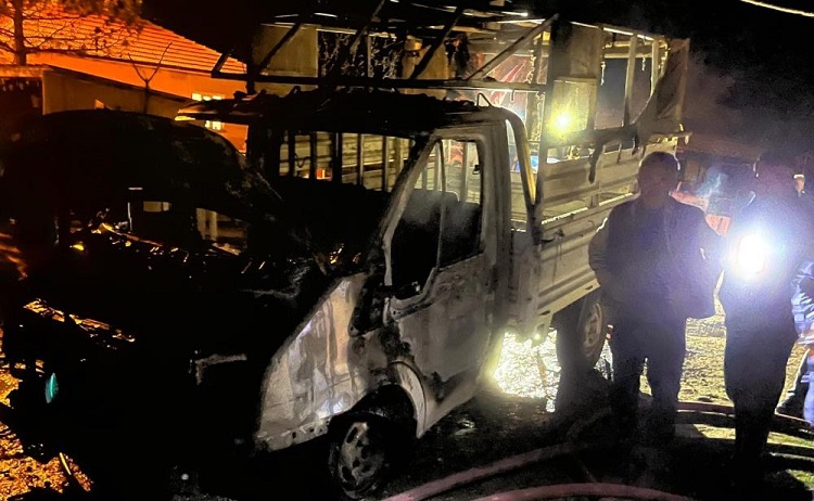  Yangında kamyonet kullanılmaz hale geldi