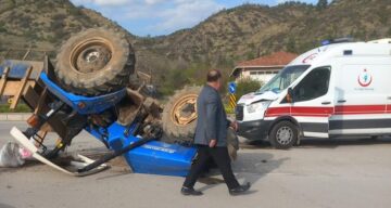 Traktör ile ambulans çarpıştı: 1 yaralı