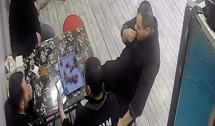 Nefes borusuna çilek takıldı kurye kurtardı