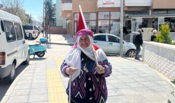 75 yaşındaki Satı teyzenin bayrak sevgisi