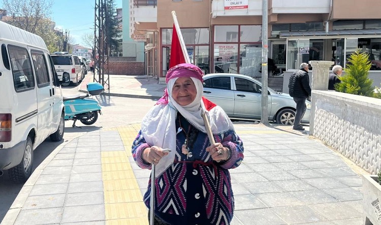 75 yaşındaki Satı teyzenin bayrak sevgisi