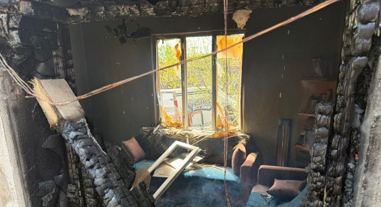 Alevlere teslim olan ev kullanılmaz hale geldi