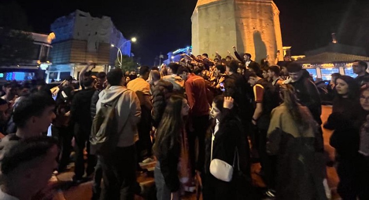 Galatasaraylılar derbi galibiyetini kutladı