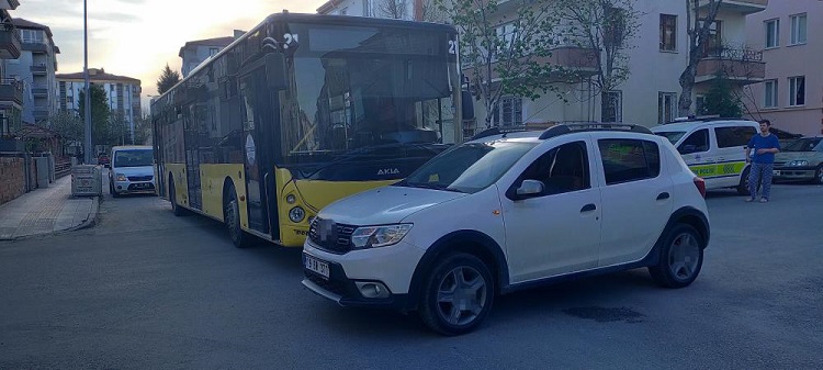 Halk otobüsü ile otomobil çarpıştı