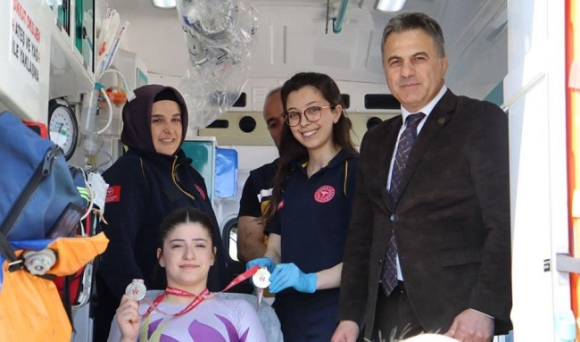 Sakatlanınca madalyasını ambulansta aldı