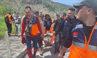 Kaybolan yaşlı adam dağda uyurken bulundu