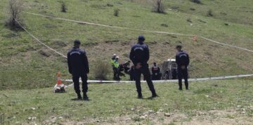 Traktör dere yatağına devrildi:1 ölü 3 yaralı