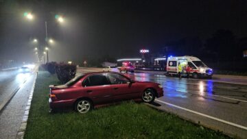 Orta refüje çarpan sürücü yaralandı