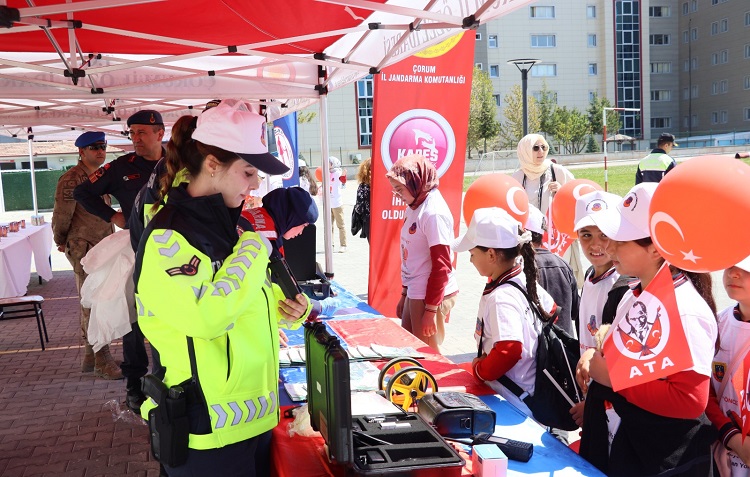Jandarma ekipleri trafik eğitimi verdi