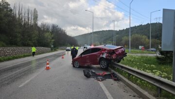 Kazada otomobil bariyerlere çarptı
