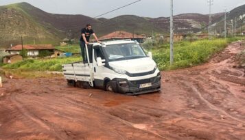 Sungurlu’da dere taştı ulaşım aksadı