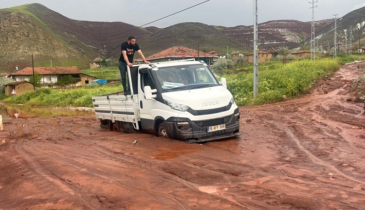Sungurlu’da dere taştı ulaşım aksadı