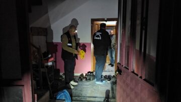 Binanın bahçesinde tüfekle ateş etti!