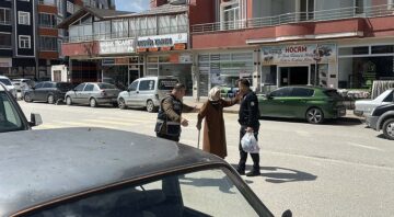 Polisler yaşlı teyzeyi mutlu etti