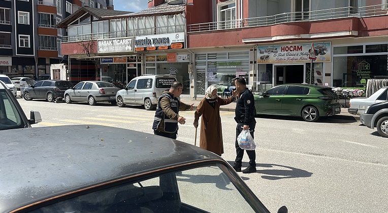 Polisler yaşlı teyzeyi mutlu etti