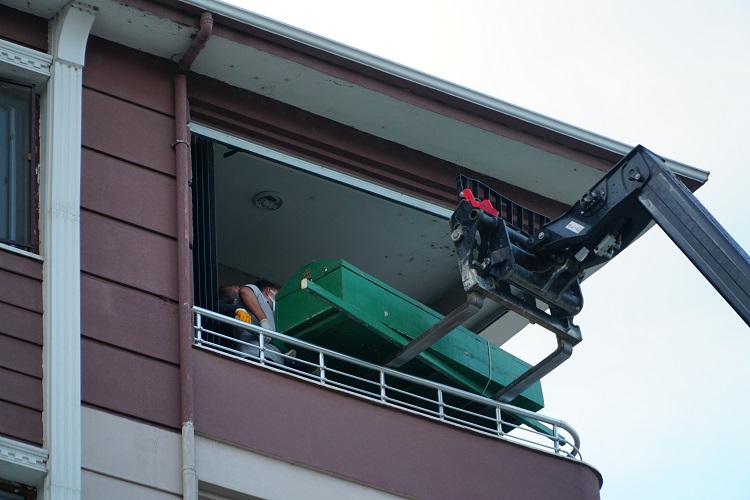 Cenaze forkliftle evden çıkarılabildi