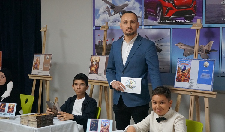 Öğrenciler kendi kitaplarını yazıyor
