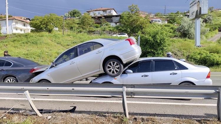  Zincirleme kazada diğer aracın üzerine çıktı