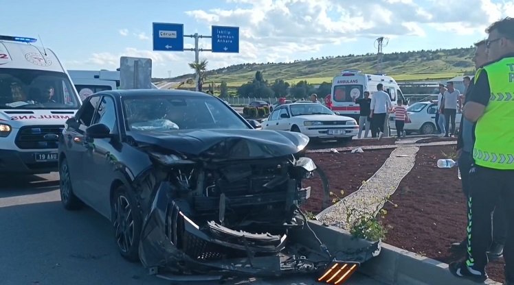 Kavşaktaki kazada 4 kişi yaralandı