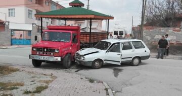 Otomobil ile kamyon çarpıştı: 1 ölü