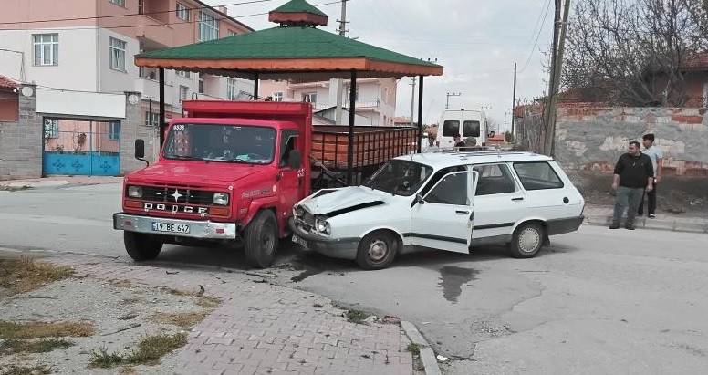 Otomobil ile kamyon çarpıştı: 1 ölü