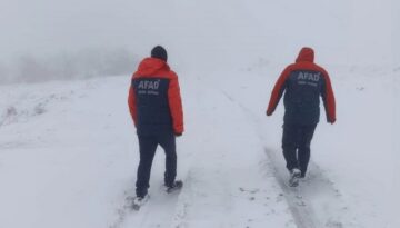 Karda mahsur kalanlar kurtarıldı
