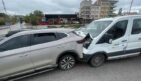 Kavşakta 3 araç çarpıştı: 2 yaralı