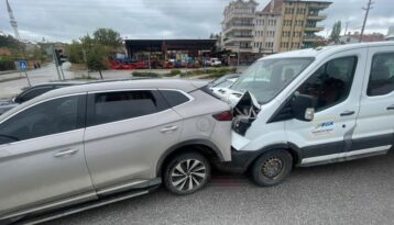 Kavşakta 3 araç çarpıştı: 2 yaralı
