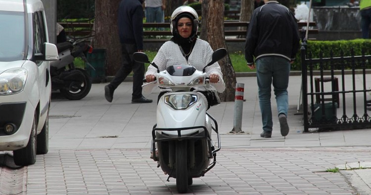 Evde anne sokakta motokurye oldu