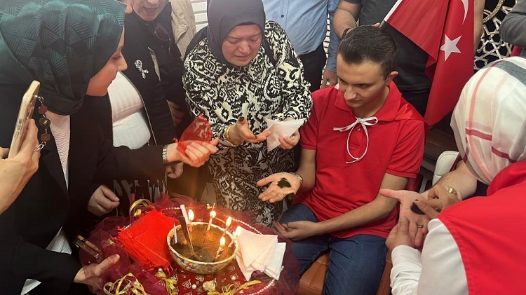 Engelli temsili askerlere kınaları yakıldı