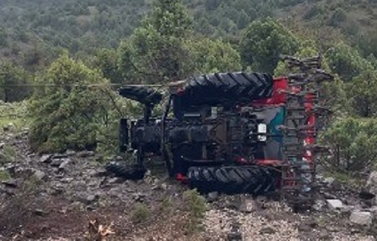 Traktör şarampole devrildi: 1 yaralı