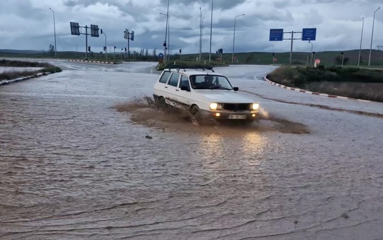 Kuvvetli sağanak su baskınlarına sebep oldu