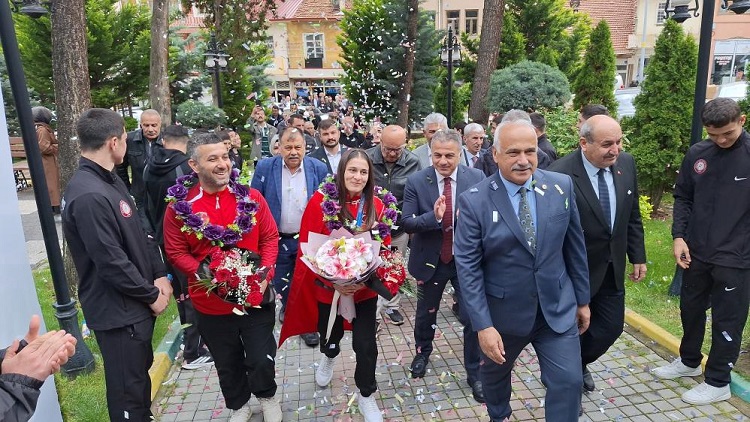 Avrupa şampiyonu davul zurnayla karşılandı